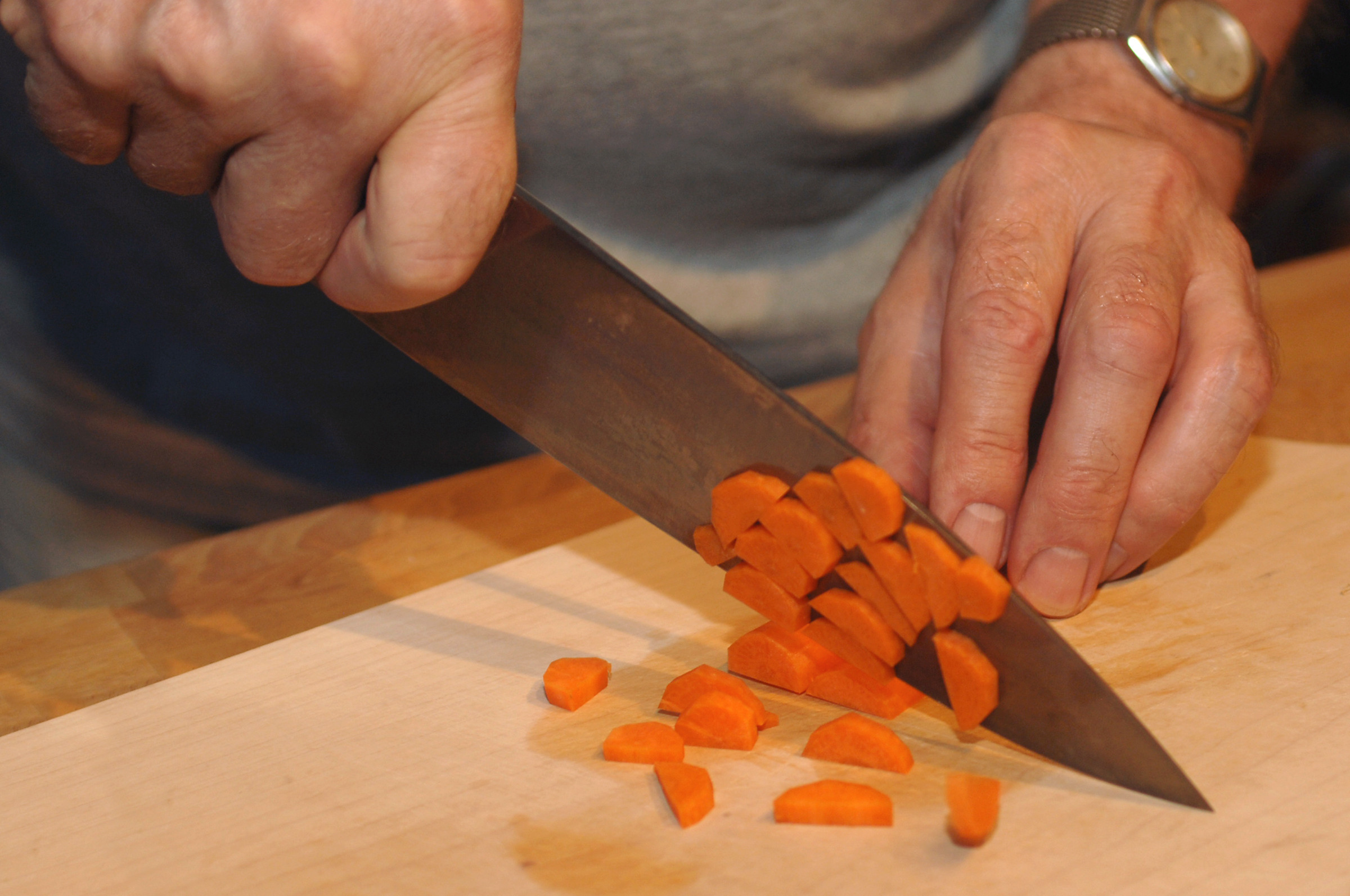 Mit dem Cuisine Romefort Carbonstahl Chefmesser schneiden sich Karotten wie durch Butter